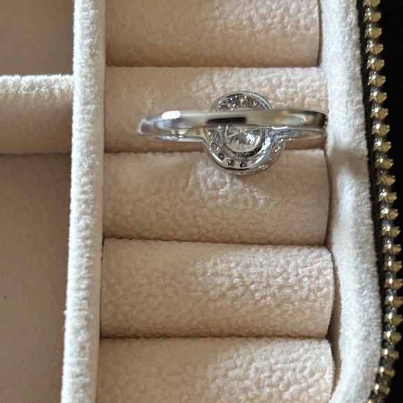 Moissanite Elegant Diamond Ring - Picture 4 of 7